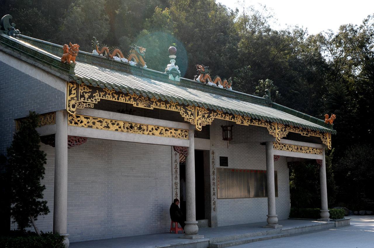 东莞有一座清代的黄大仙古庙, 是东莞香火最旺