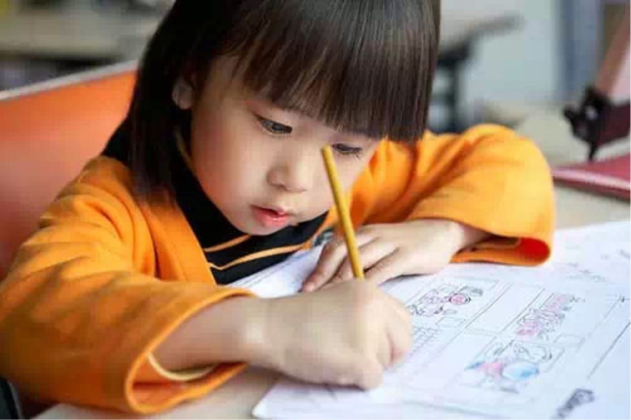 幼儿园小班的孩子学写字的2大坏处,家长应该早