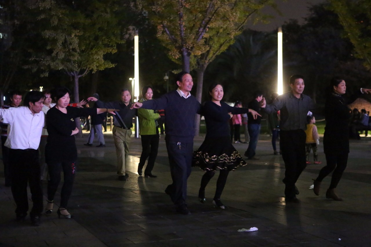 跳广场舞虽然快乐 但扰民了就应该进行更改和管理