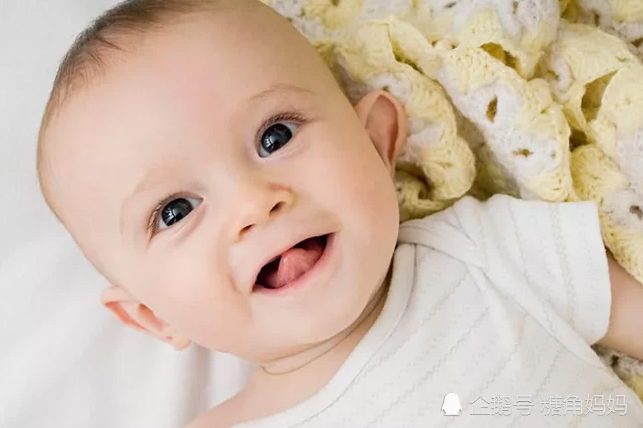 小婴儿吐舌头是在表达什么?原来是高智商的表