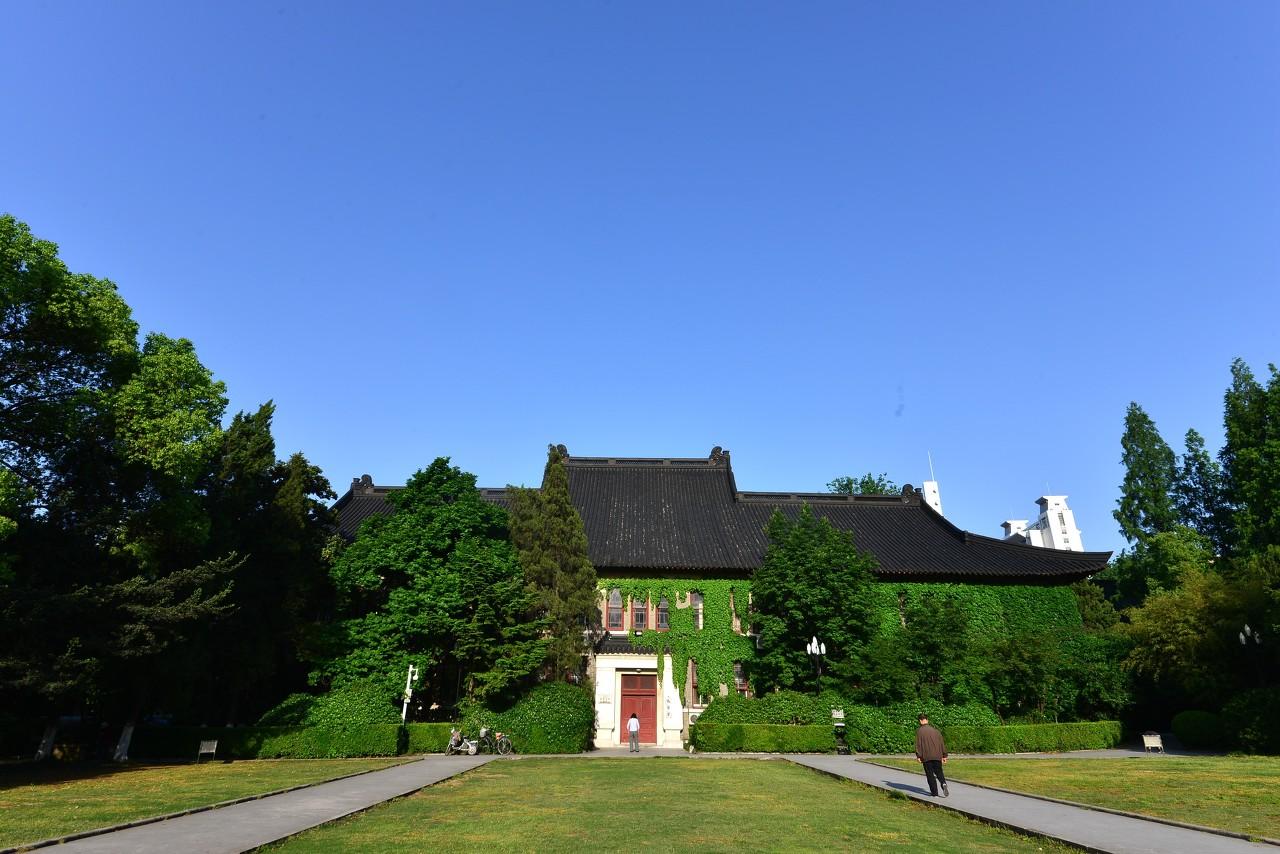 正文        网友四:   南京大学,曾经的国立中央大学,是民国时期我国