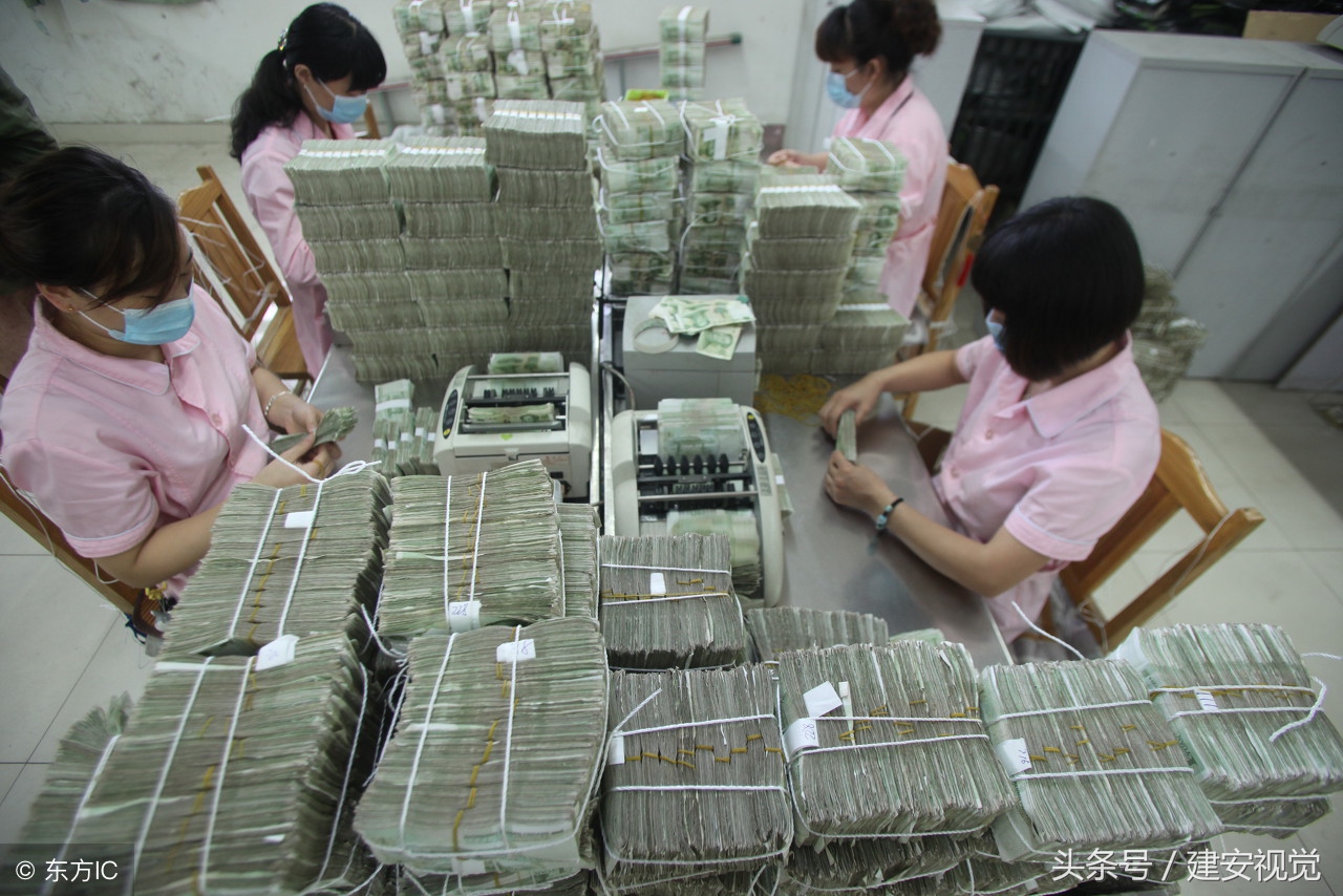 银行美女大战机器人:南京点钞王比点钞机器还快一秒