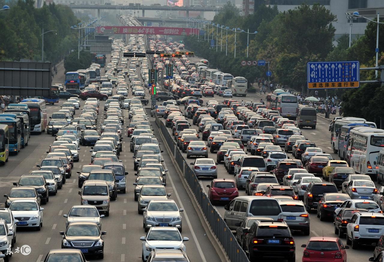 雅西高速 堵车过后一地垃圾 - 图片新闻 - 华西都市网新闻频道