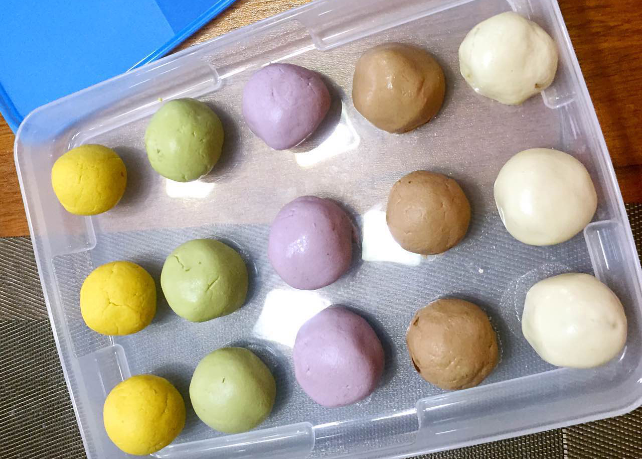 纯手工制作的五彩汤圆,糯黏可口,馅儿香味儿美,全家人