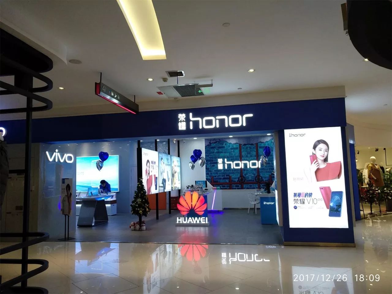 当小米之家和VIVO华为的门店放在一起,差别一