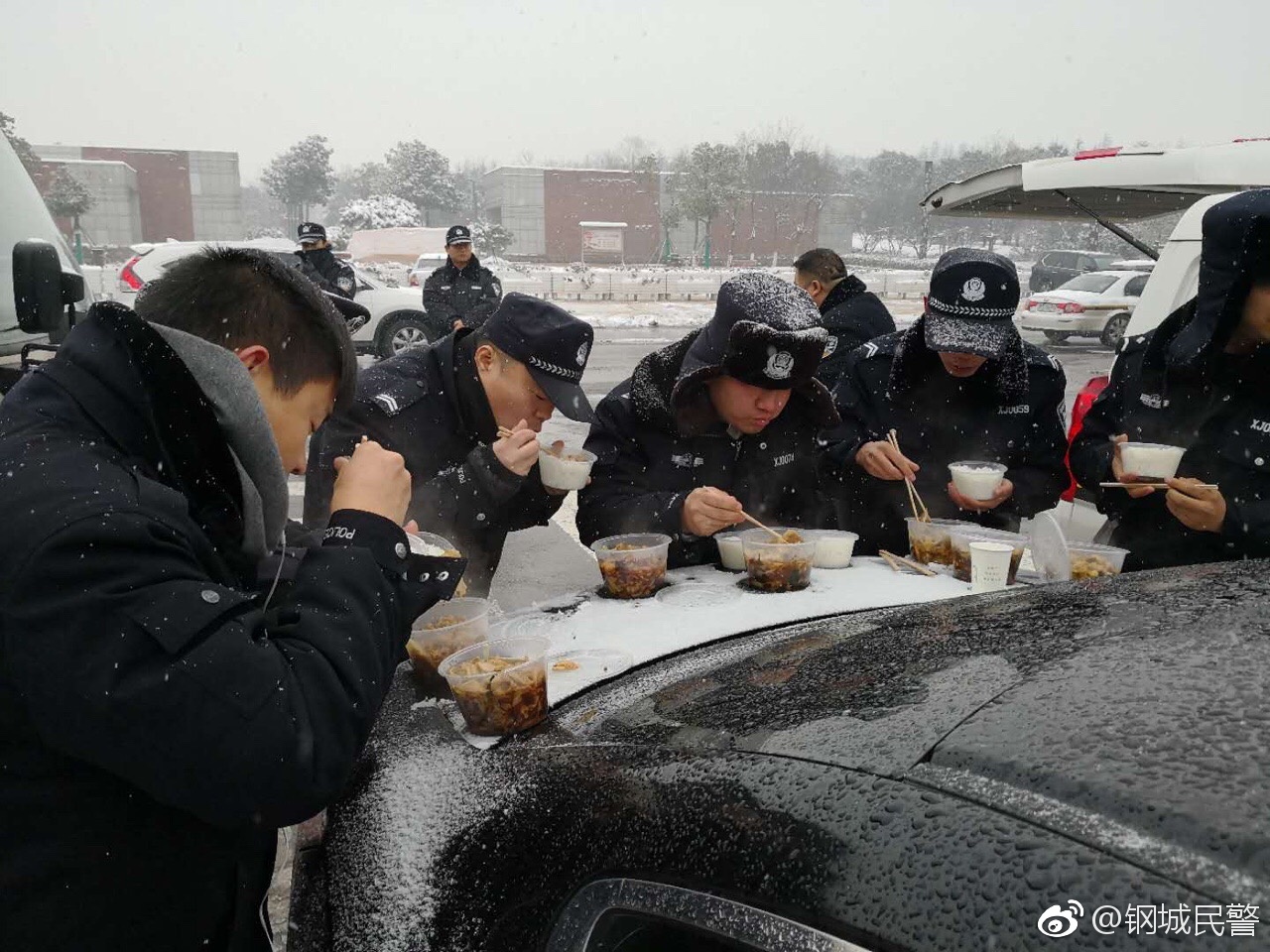 报告,这里有多名警察在聚餐,照片中虽然看不到他们具体吃了什么名贵的