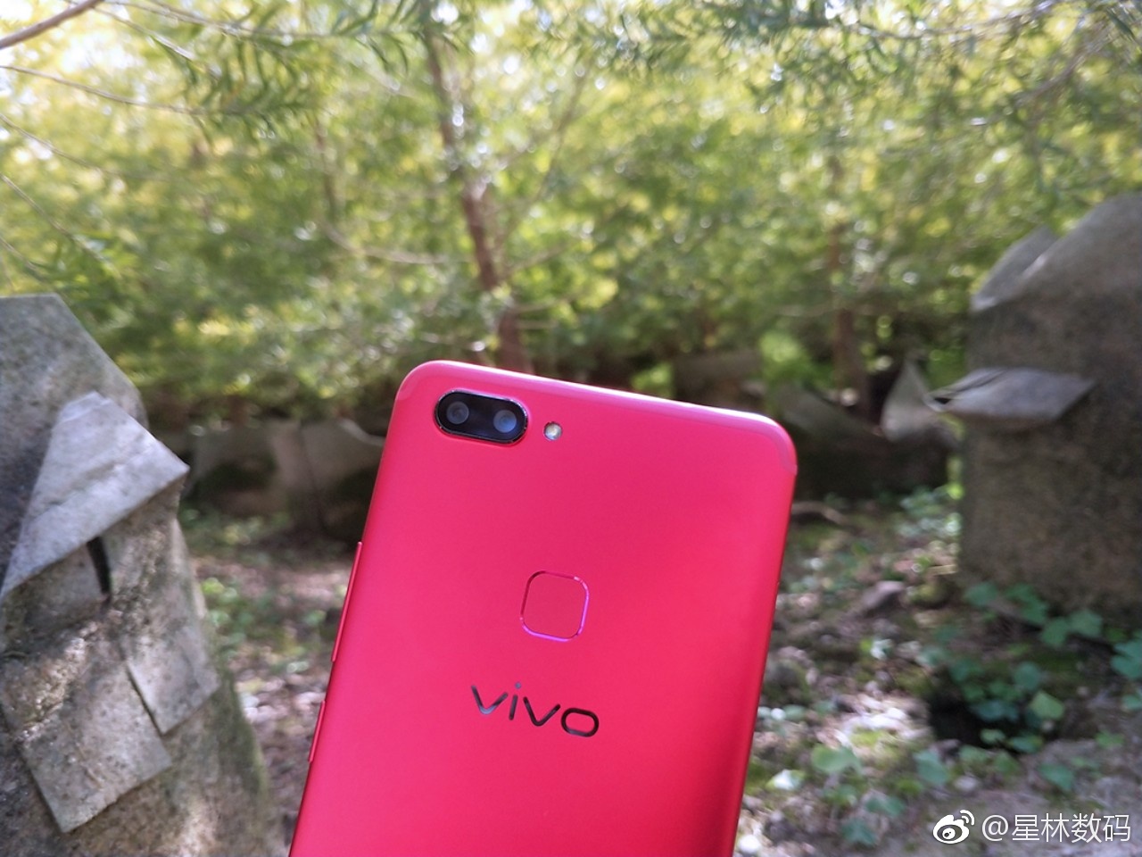 不同环境展现不一样的耀眼色彩,vivo x20星耀红图赏
