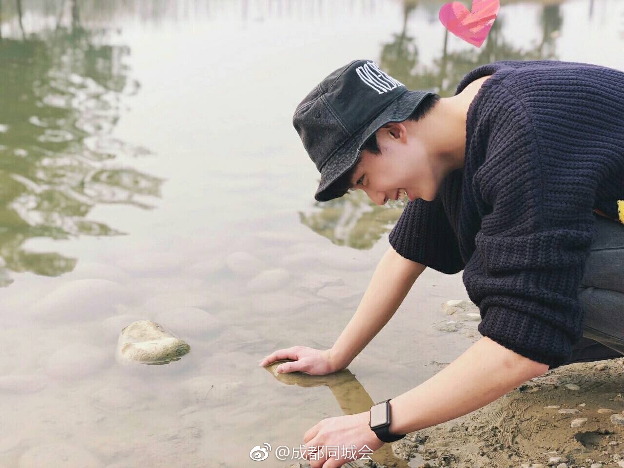 吴磊回四川老家过年 和乡亲们合影高大帅气
