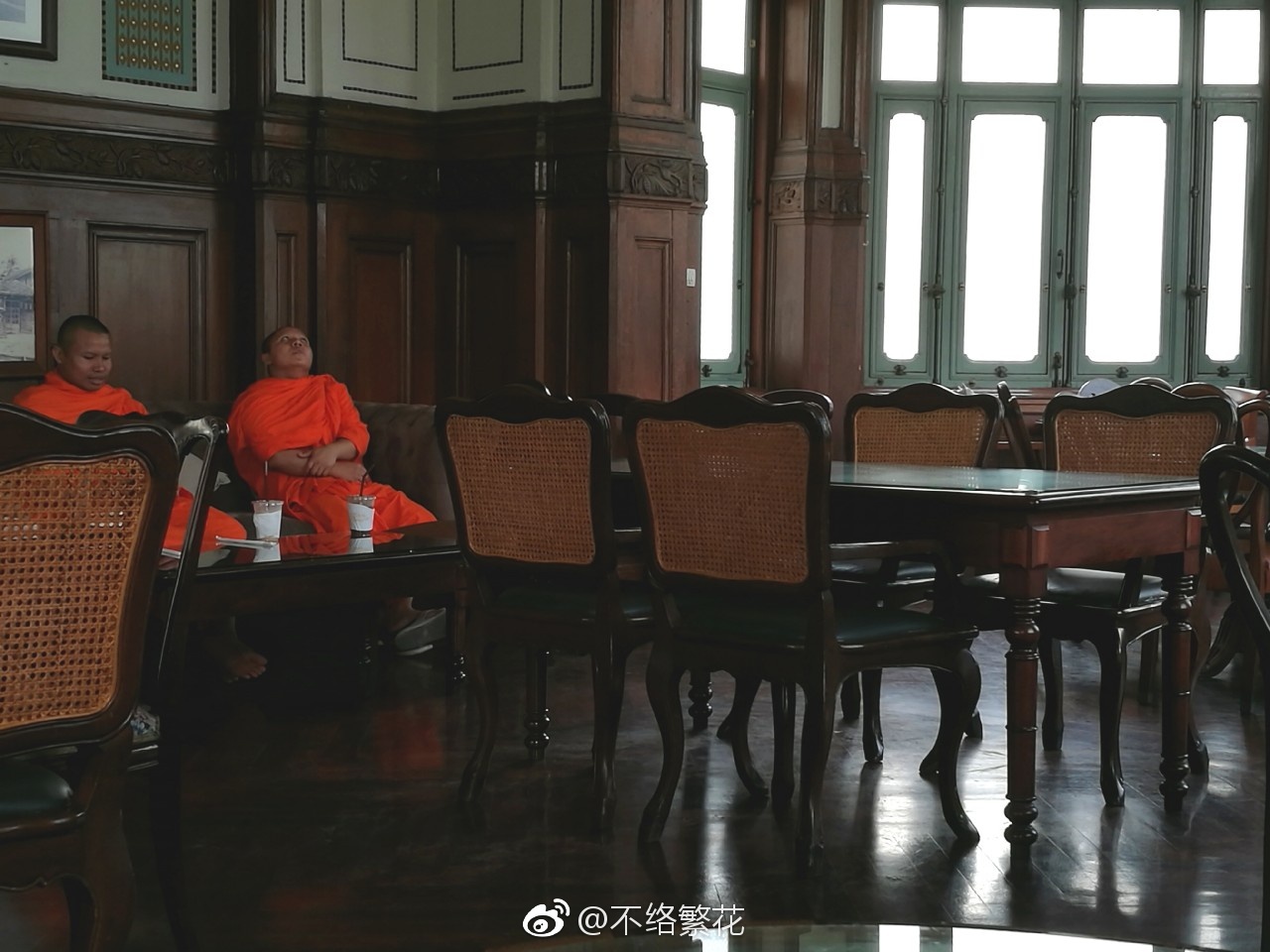 拉玛六世行宫(普密蓬是拉玛九世),建于 1909 年