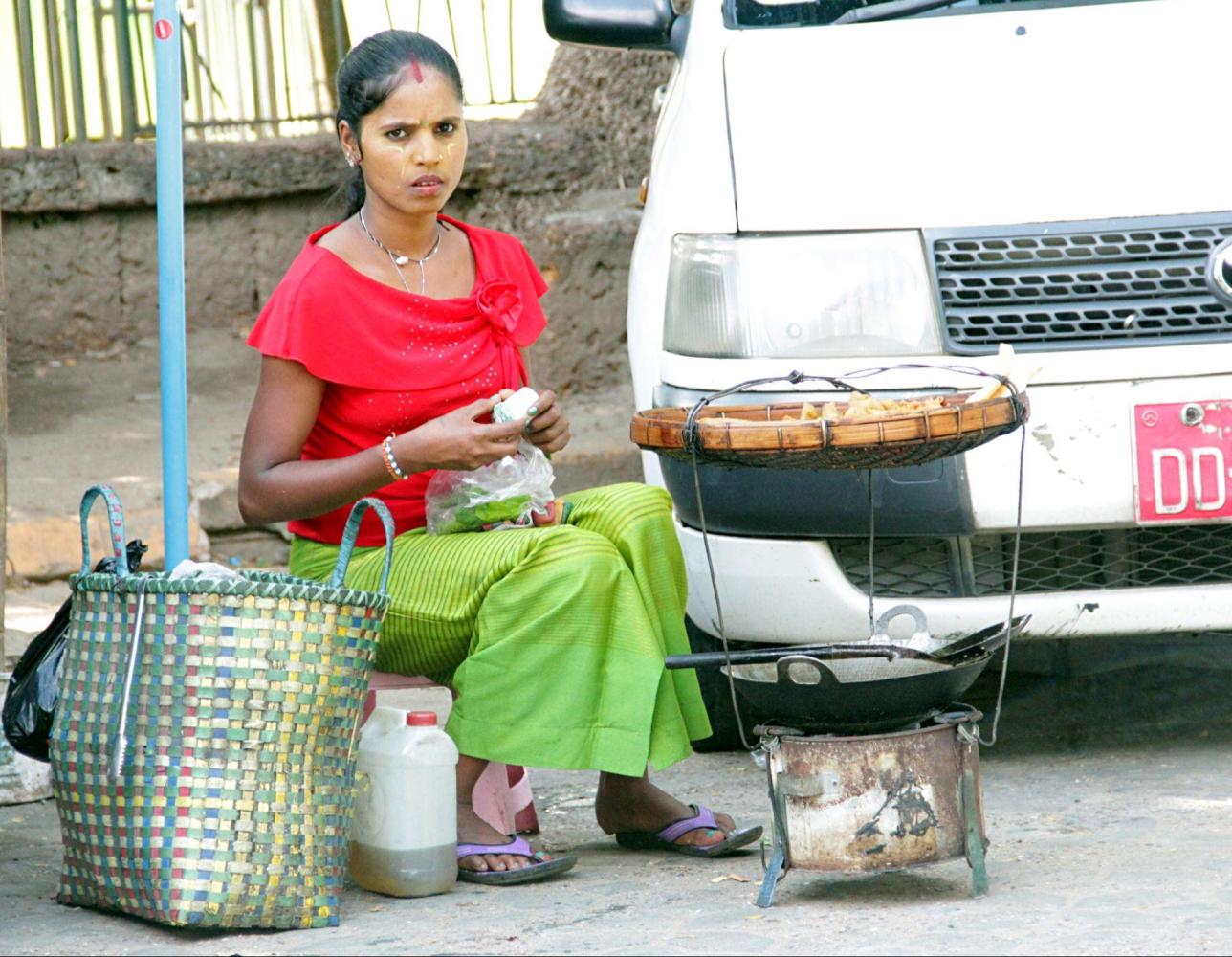 实拍: 缅甸女子和她的生活, 近几年才开始一夫一妻制