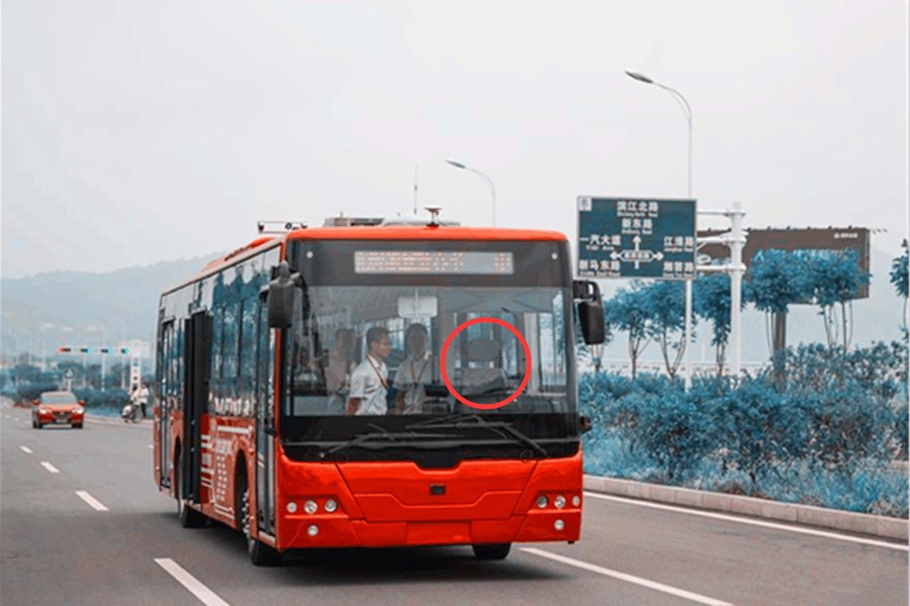 大型无人驾驶公交车上路,充电10分钟续航25公里