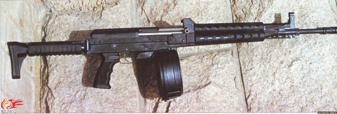 可装100发子弹的朝版AK74--看看朝鲜的新型