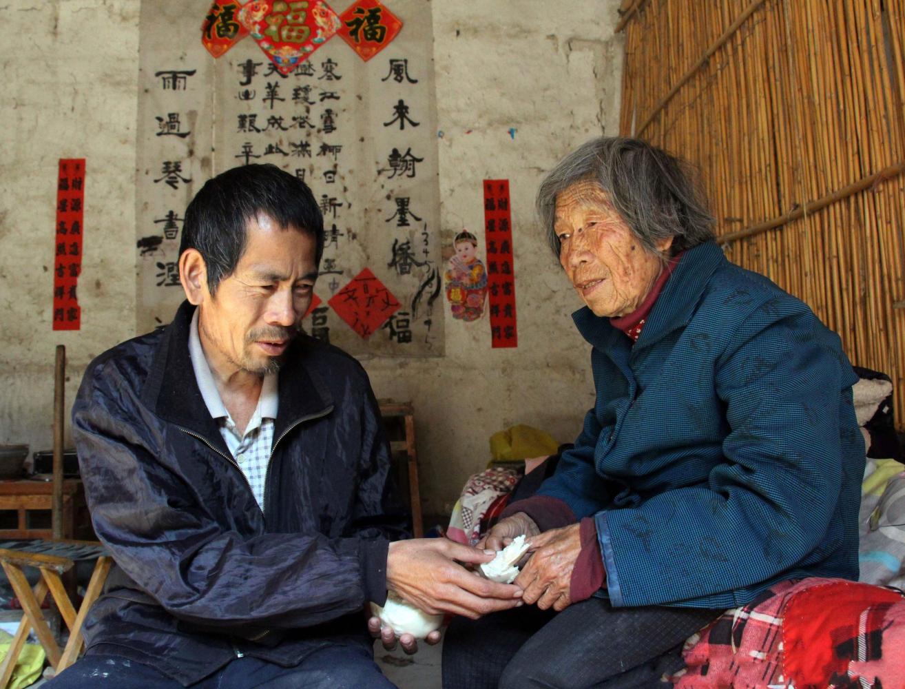 农村8旬老大爷 却是六口之家的劳动主力 十几年来从未笑过!