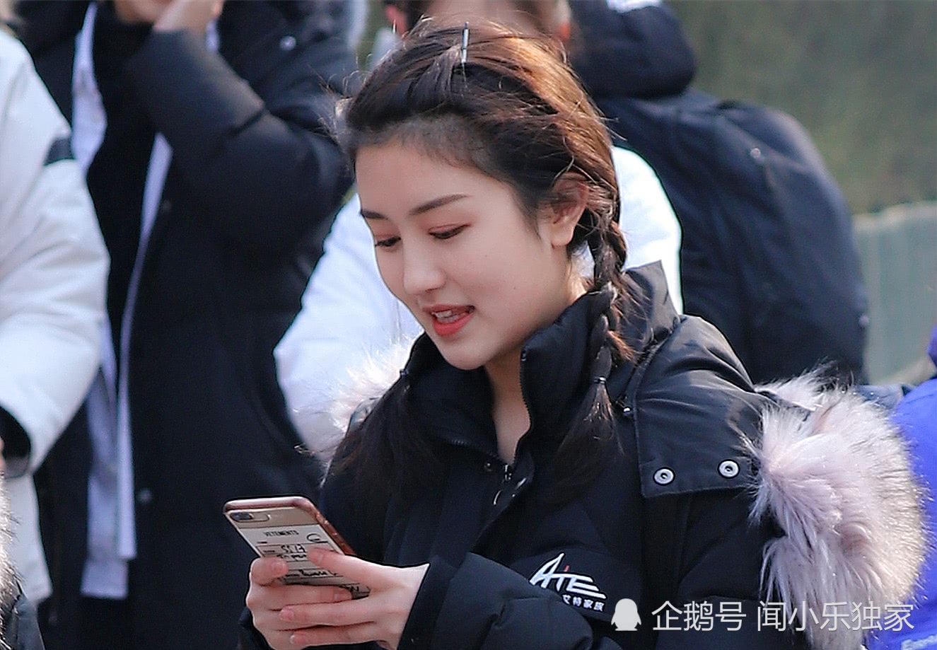 北电艺考现场看到一位笑容很美,颜值不输明星的女生