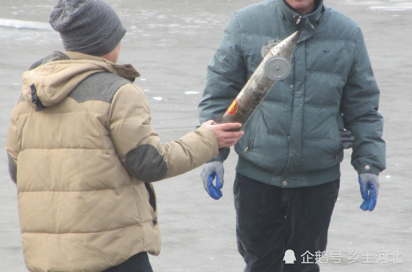 两位小伙冬捕用神器,下网只需1分钟,鱼儿是不