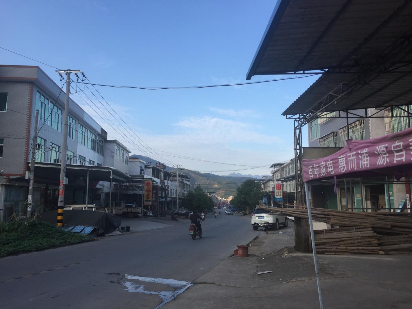 农村小伙一年赚30万,见了谁都不敢说做啥的,父