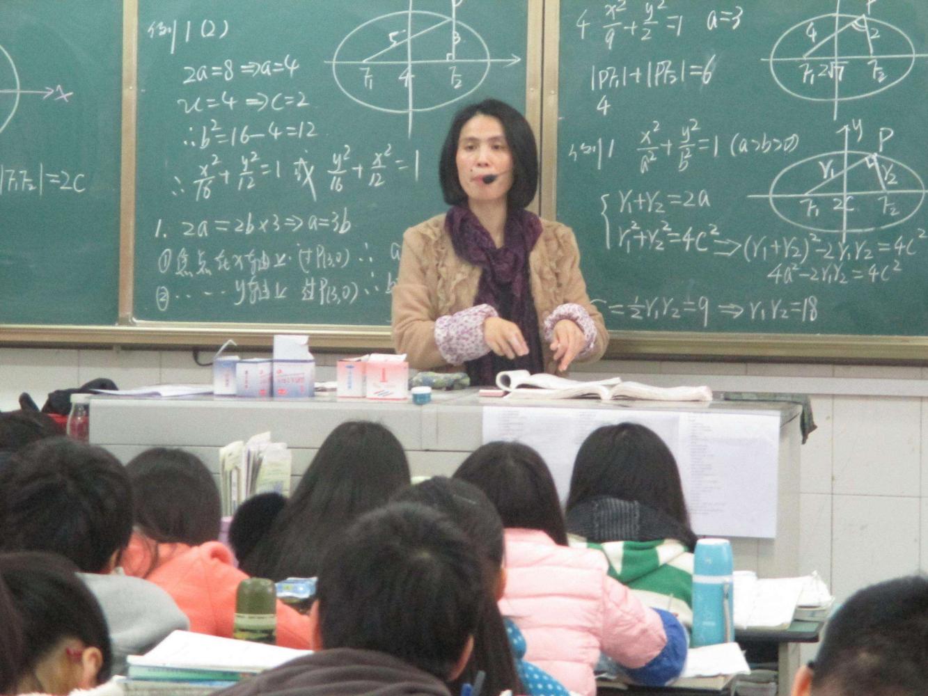 小学教师的月工资是多少钱