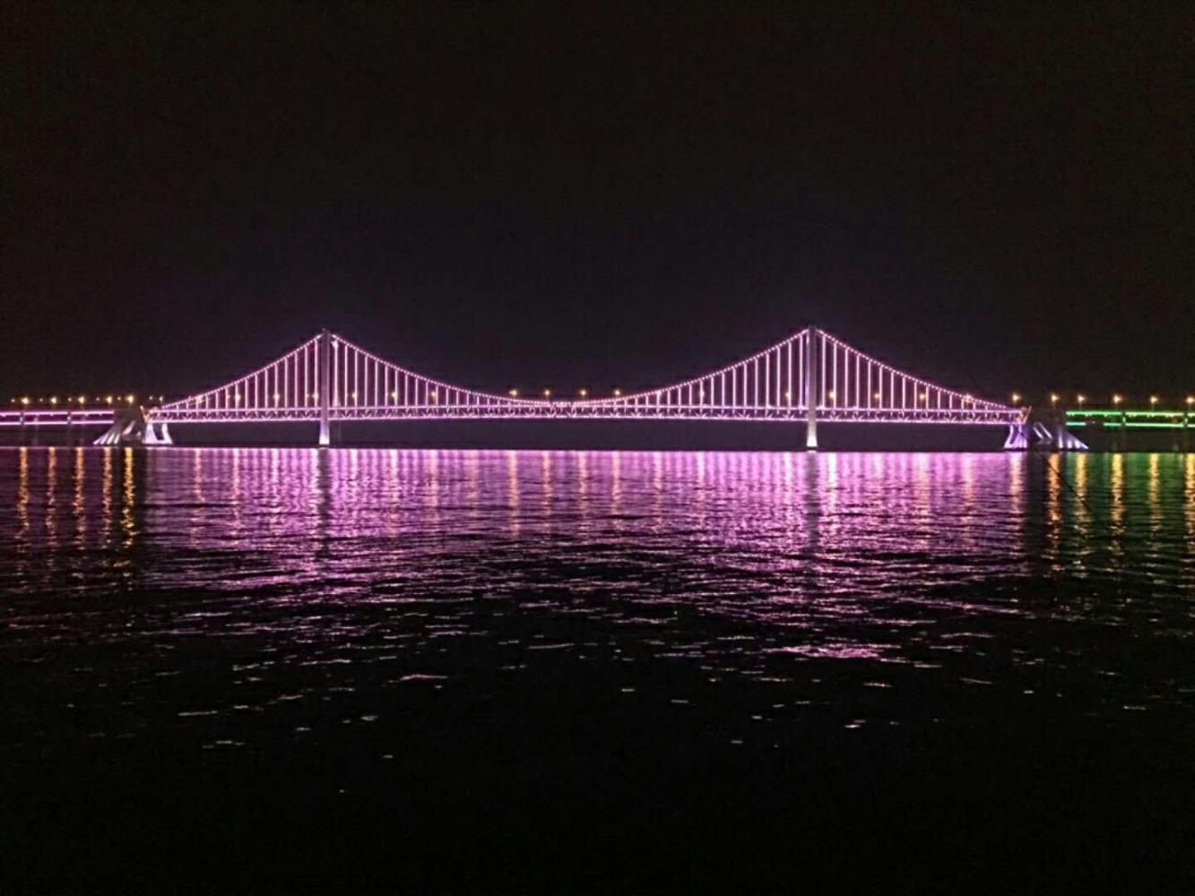 大连星海湾跨海大桥的灯光夜景,太美了,美的让人陶醉,你欣赏过吗?