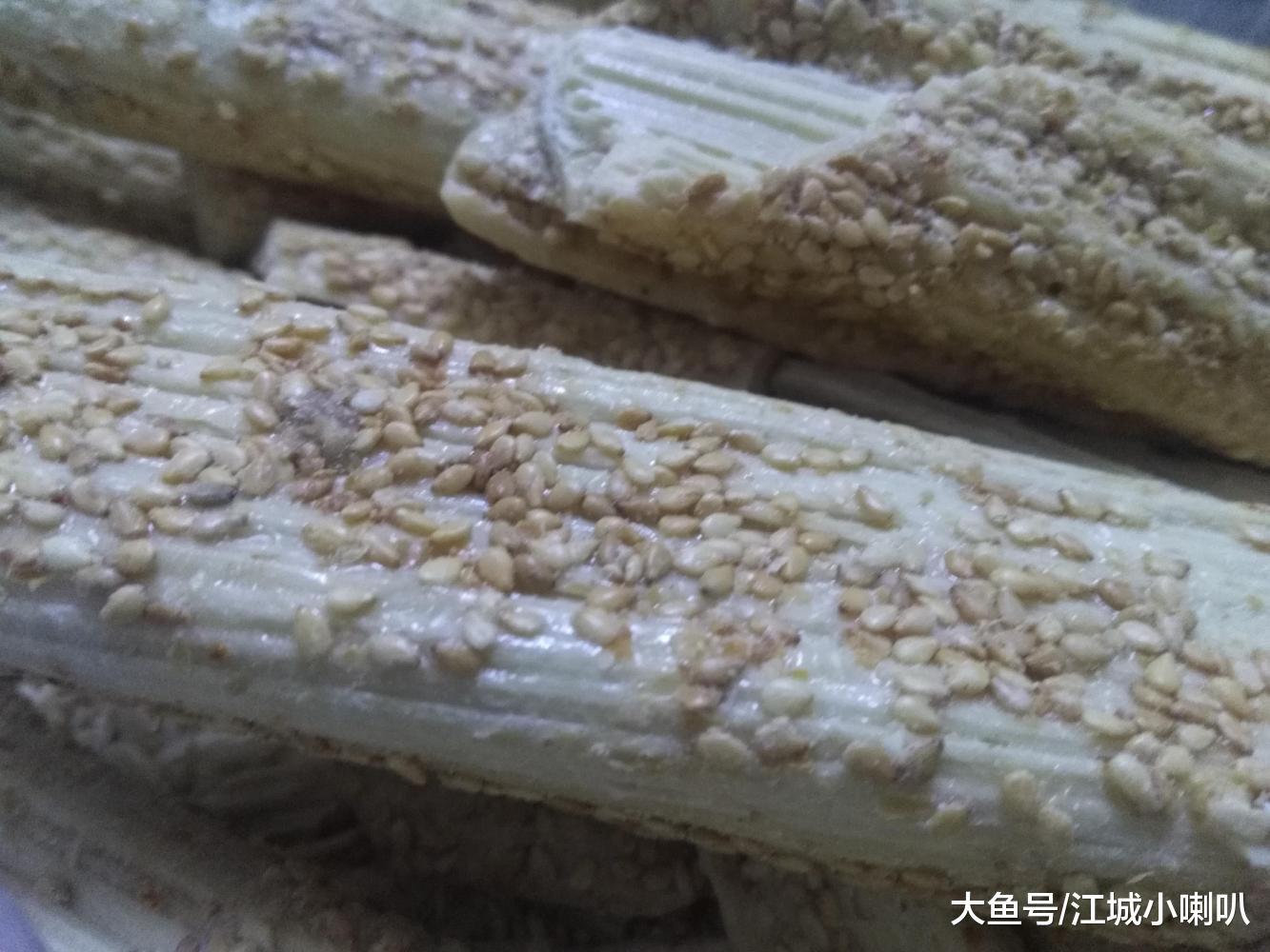 过小年吃灶糖的习俗相传是让灶王爷上天多说好话