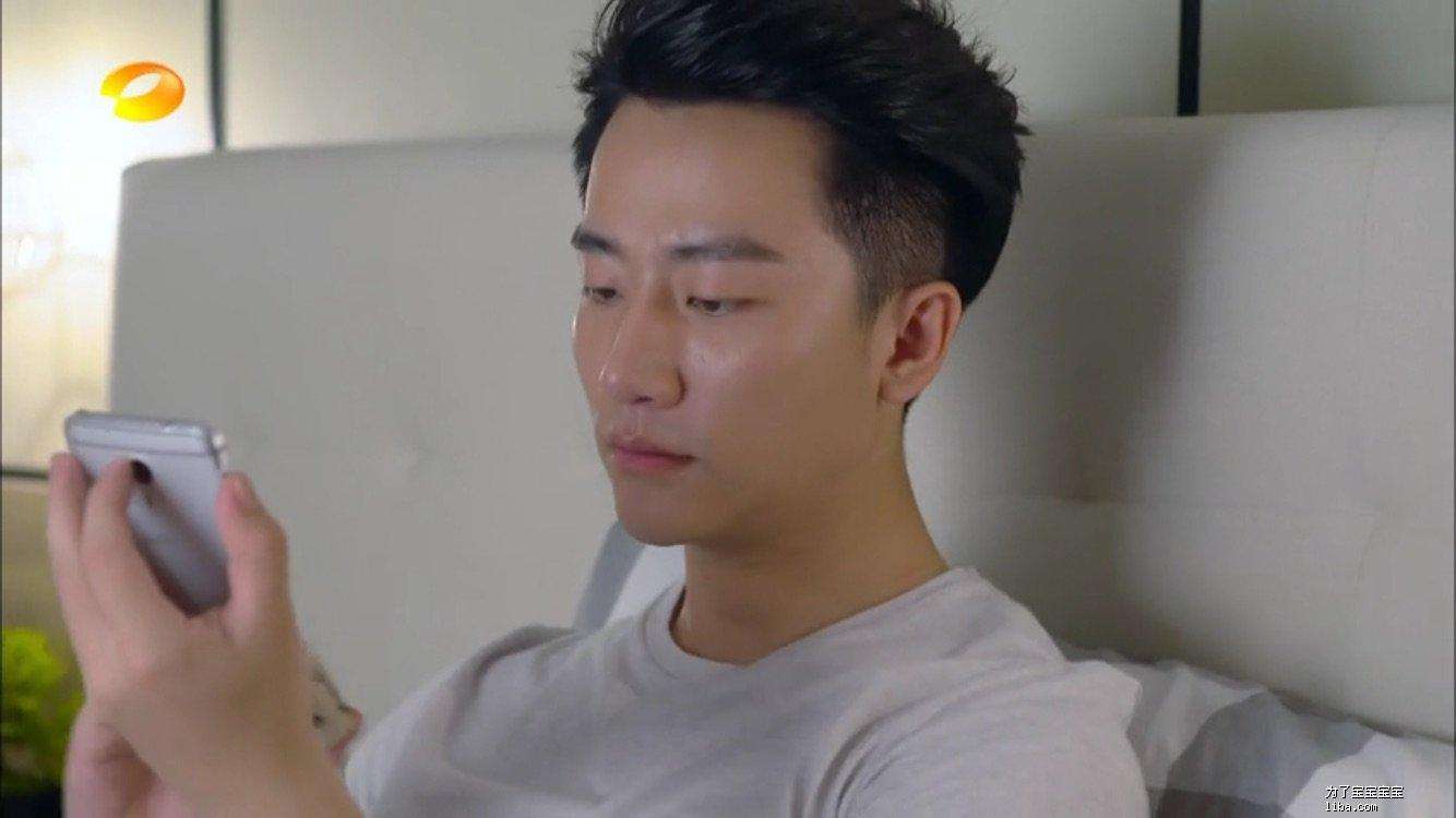 看完《芳华》后,细心的观众发现:黄轩又胖又短的手,终于瘦了