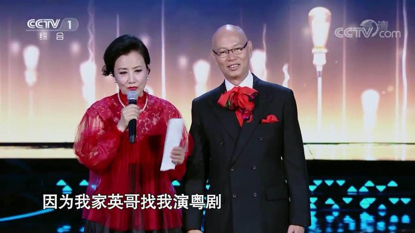 上央视罗家英汪明荃讲述三十年情与爱,一个吻的故事引发观众泪崩