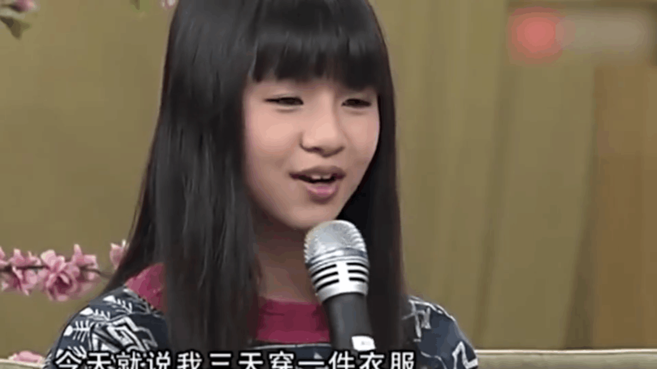 小彩旗接受采访,自曝三天只穿一身衣服,一旁杨