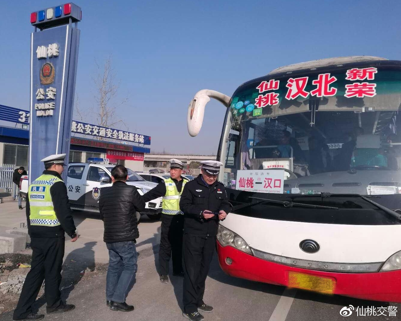 仙桃交警:柠檬黄的倾情奉献