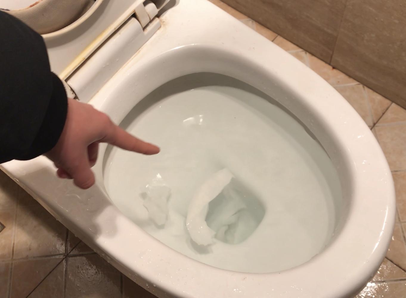 马桶堵塞, 教你一个好办法, 只需一个塑料瓶就能疏通, 方便还省钱