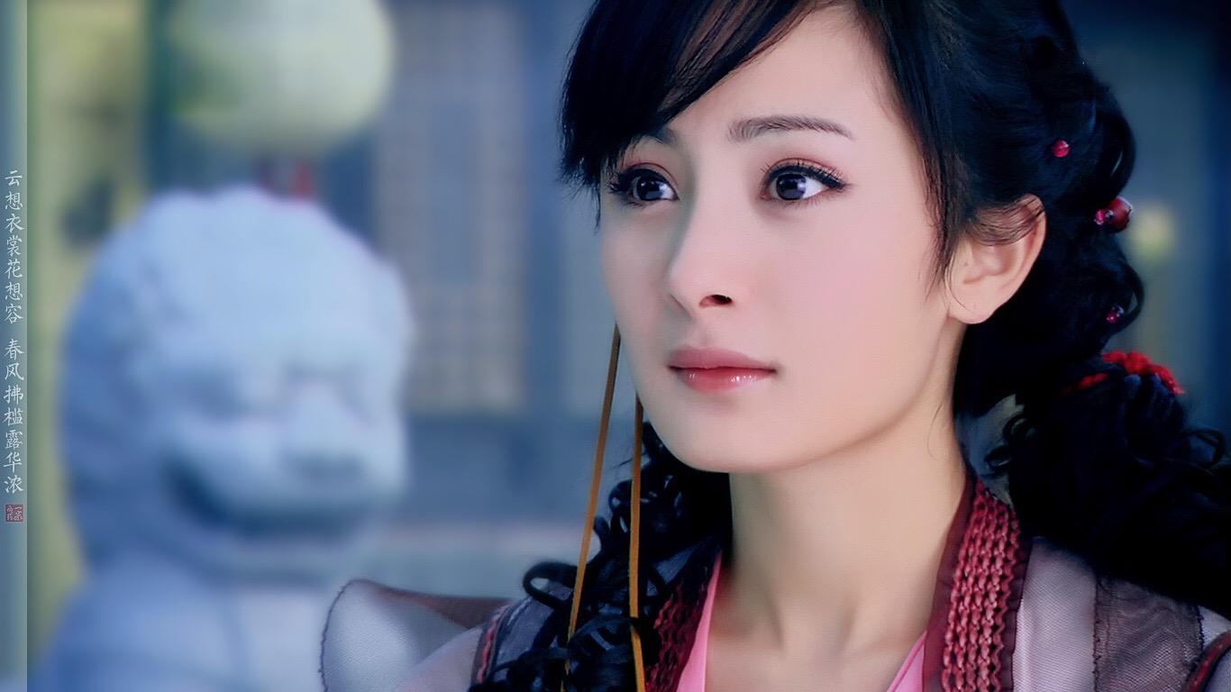 而仙剑三上线的时候,她大秀了一把演技,将两个完全不同性格的角色演绎