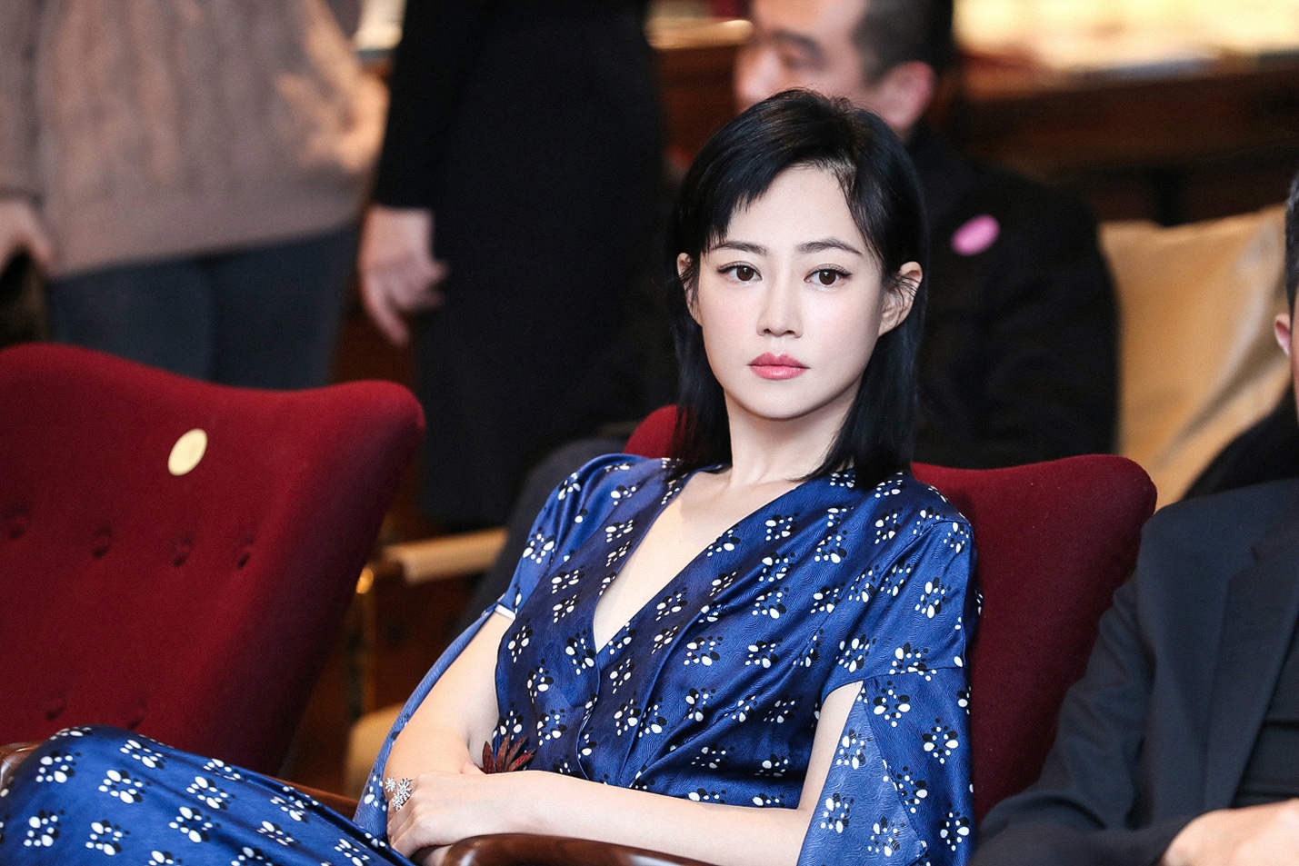 "文艺女神"谭卓受邀出席摄影展 长裙深v摇曳妖娆女人味