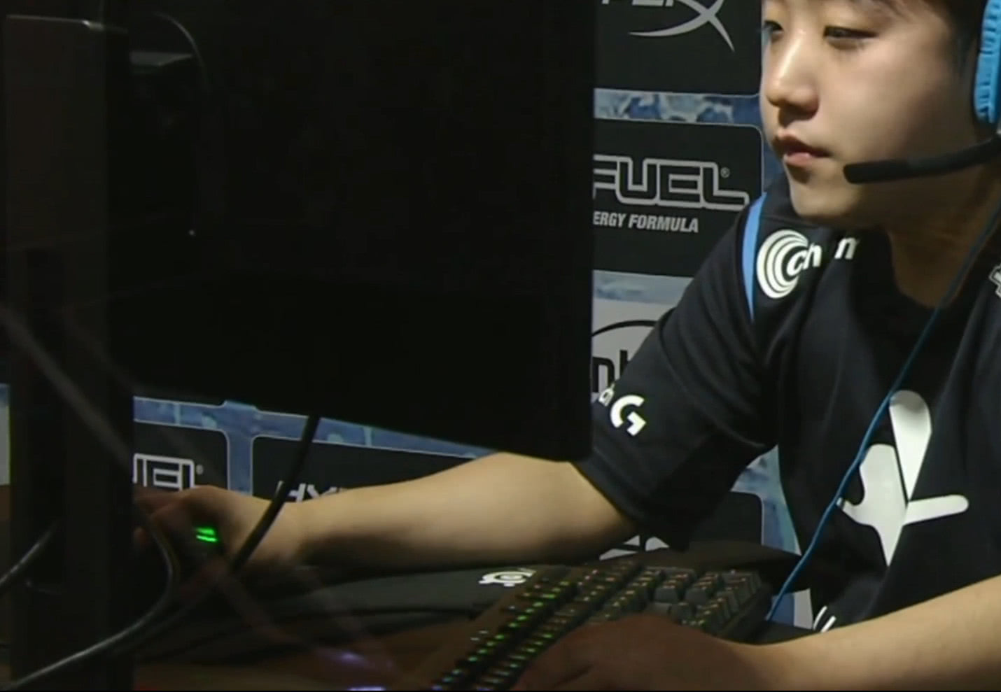 FPS游戏职业选手的奇葩姿势:键盘竖放、手扣