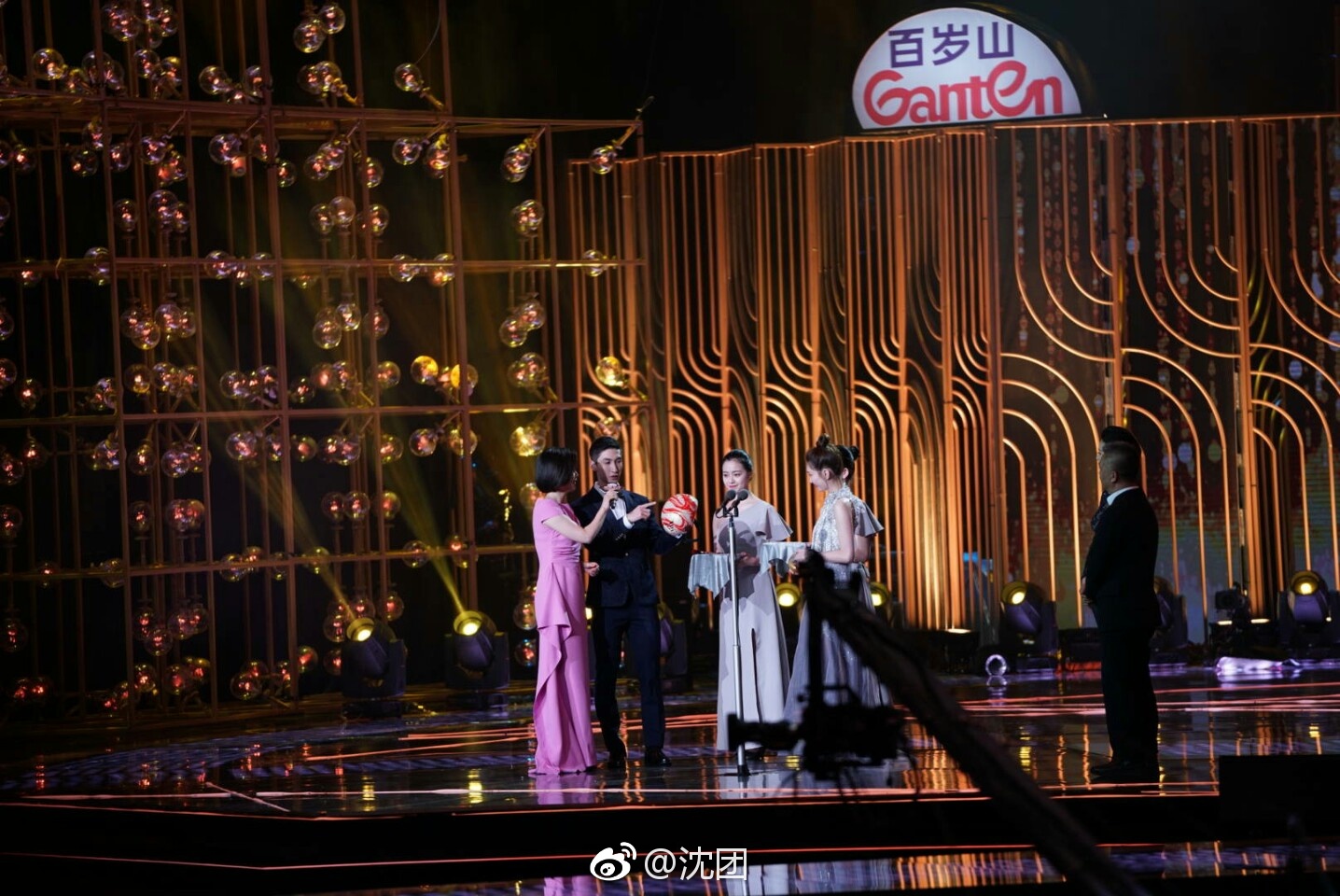 2018电视剧品质盛典颁奖晚会,武大靖为江疏影