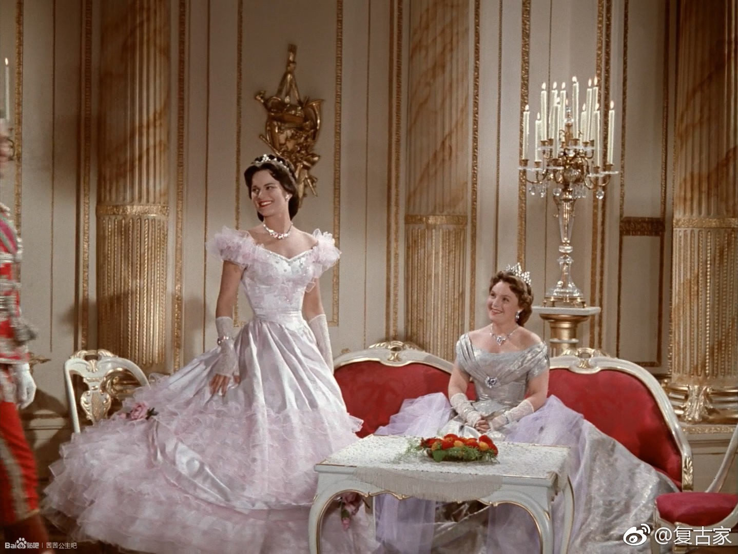 考究华丽的服饰,使得《茜茜公主》犹如一场游