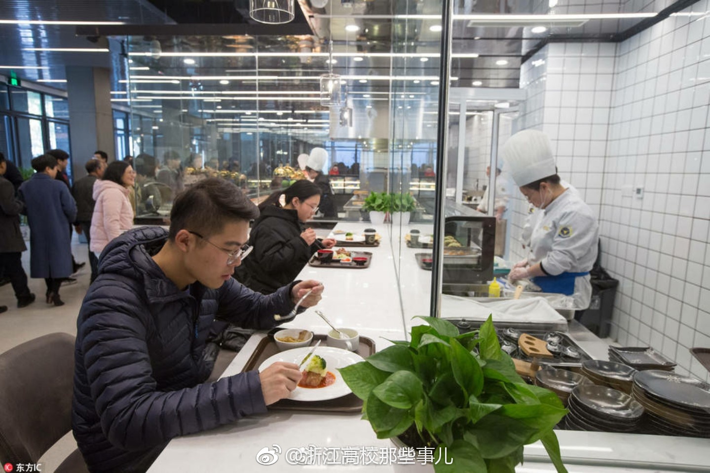 浙大食堂现黑科技:刷脸就餐、测算卡路里