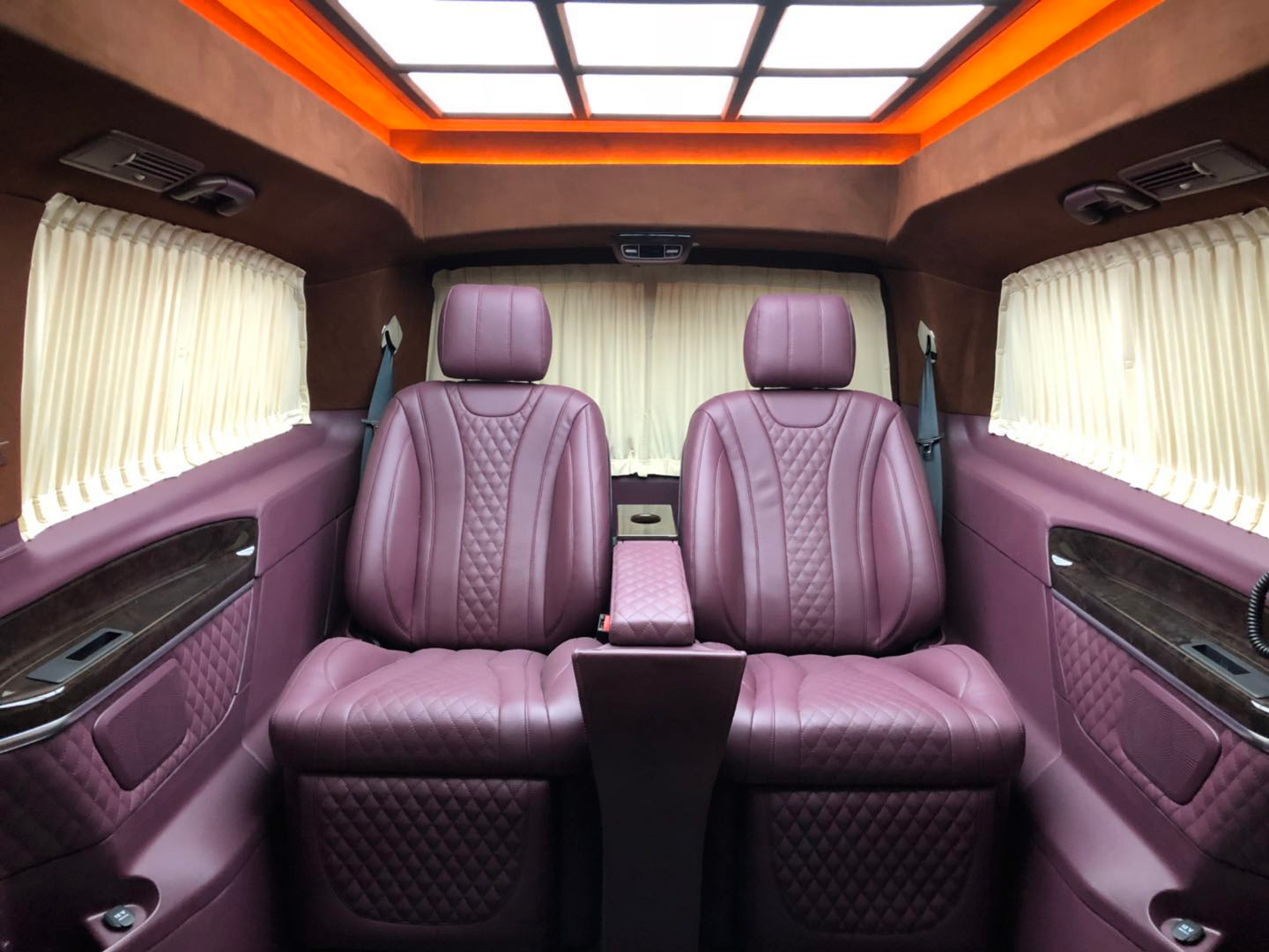 奔驰新V级商务车 奢华内饰接待从容不迫