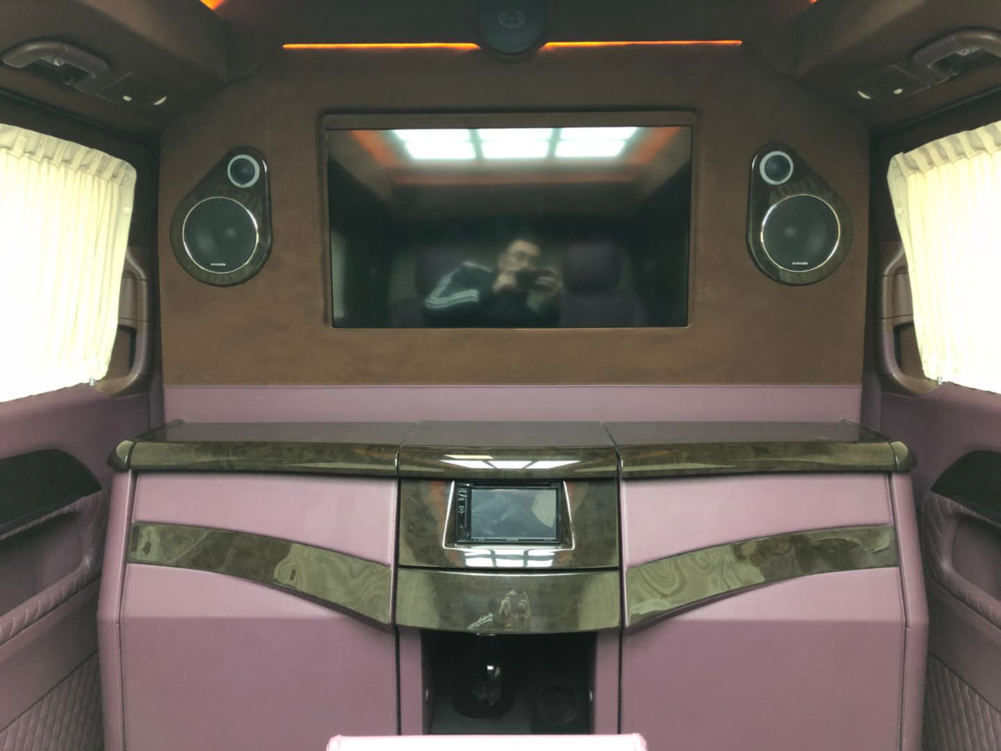 奔驰新V级商务车 奢华内饰接待从容不迫