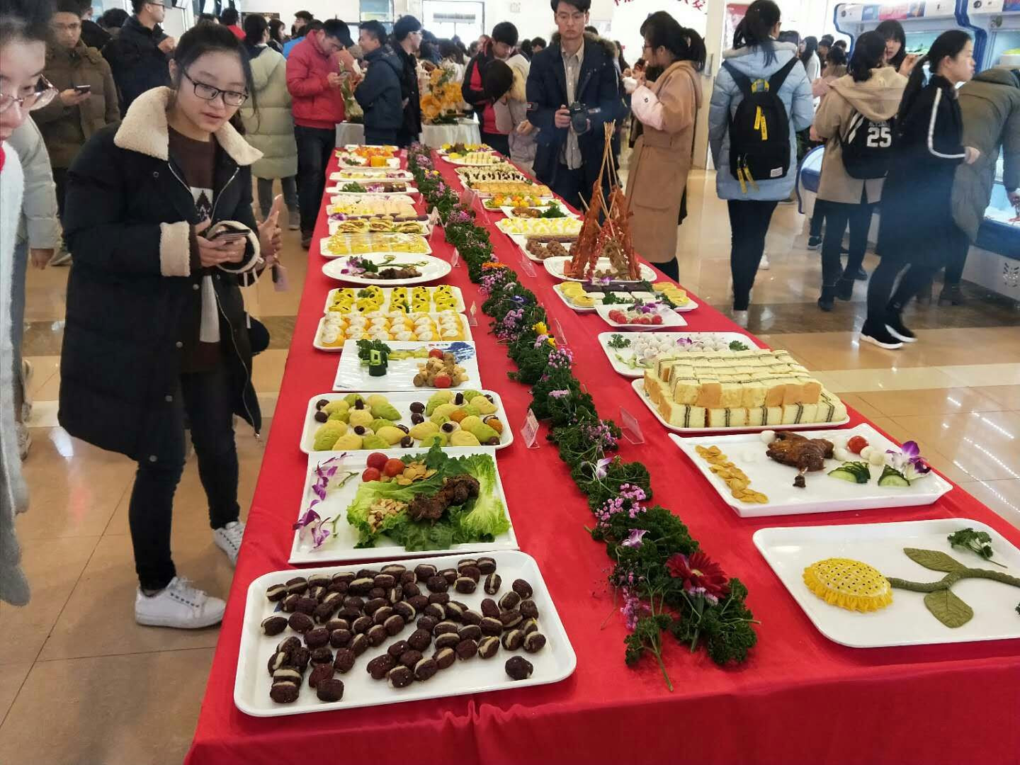 冬至安徽大学食堂办美食节吃好管饱还免费 暖哭学生_新浪看点
