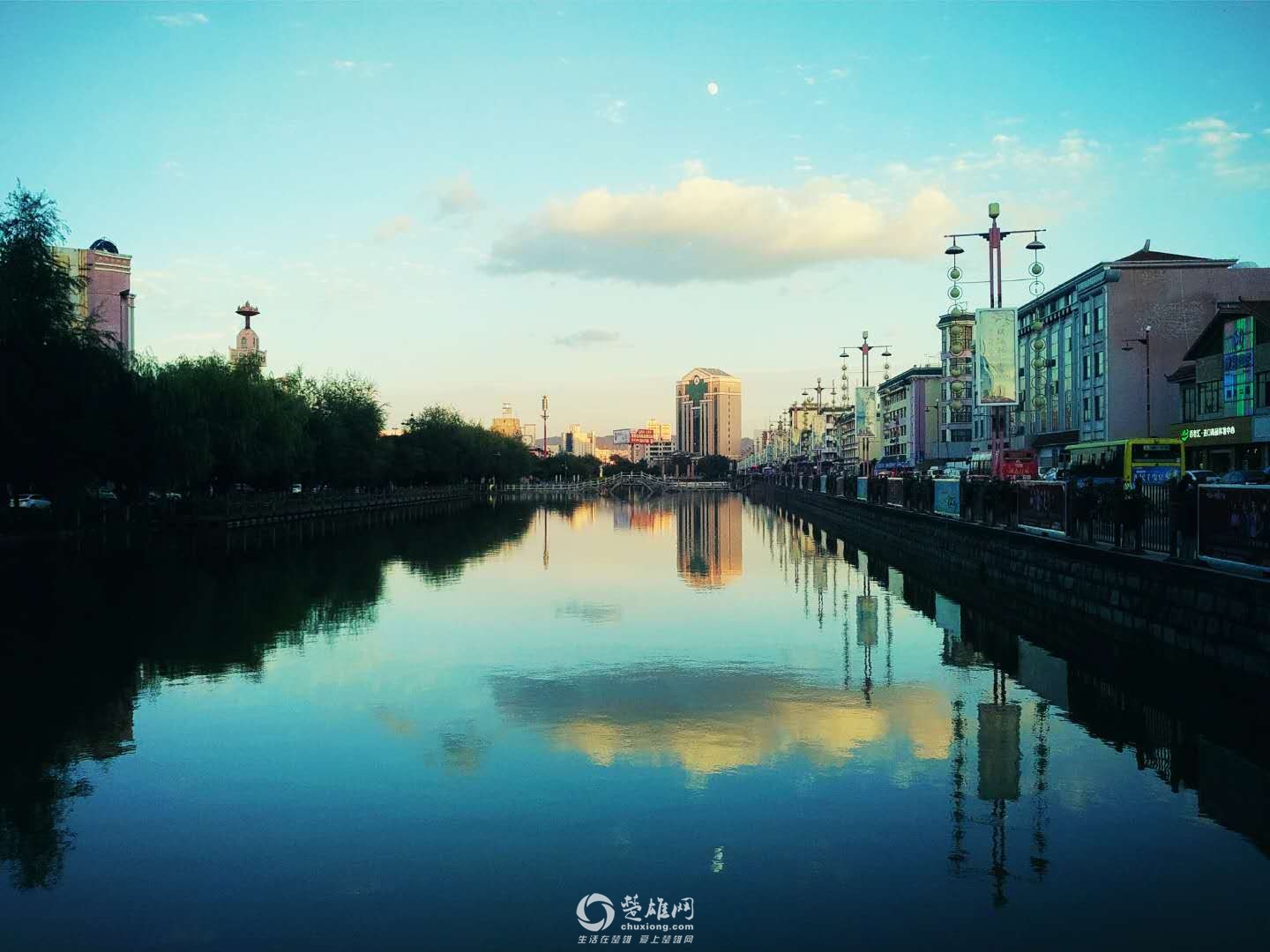 楚雄桃源湖干涸泥塘中现无数小鱼,网友:这些小生命咋个办?