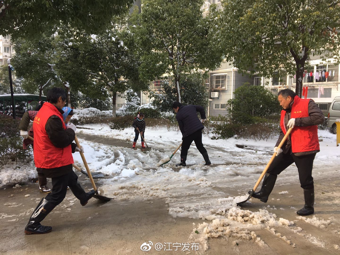 江宁街道新铜社区感人事例:小小扫雪志愿者