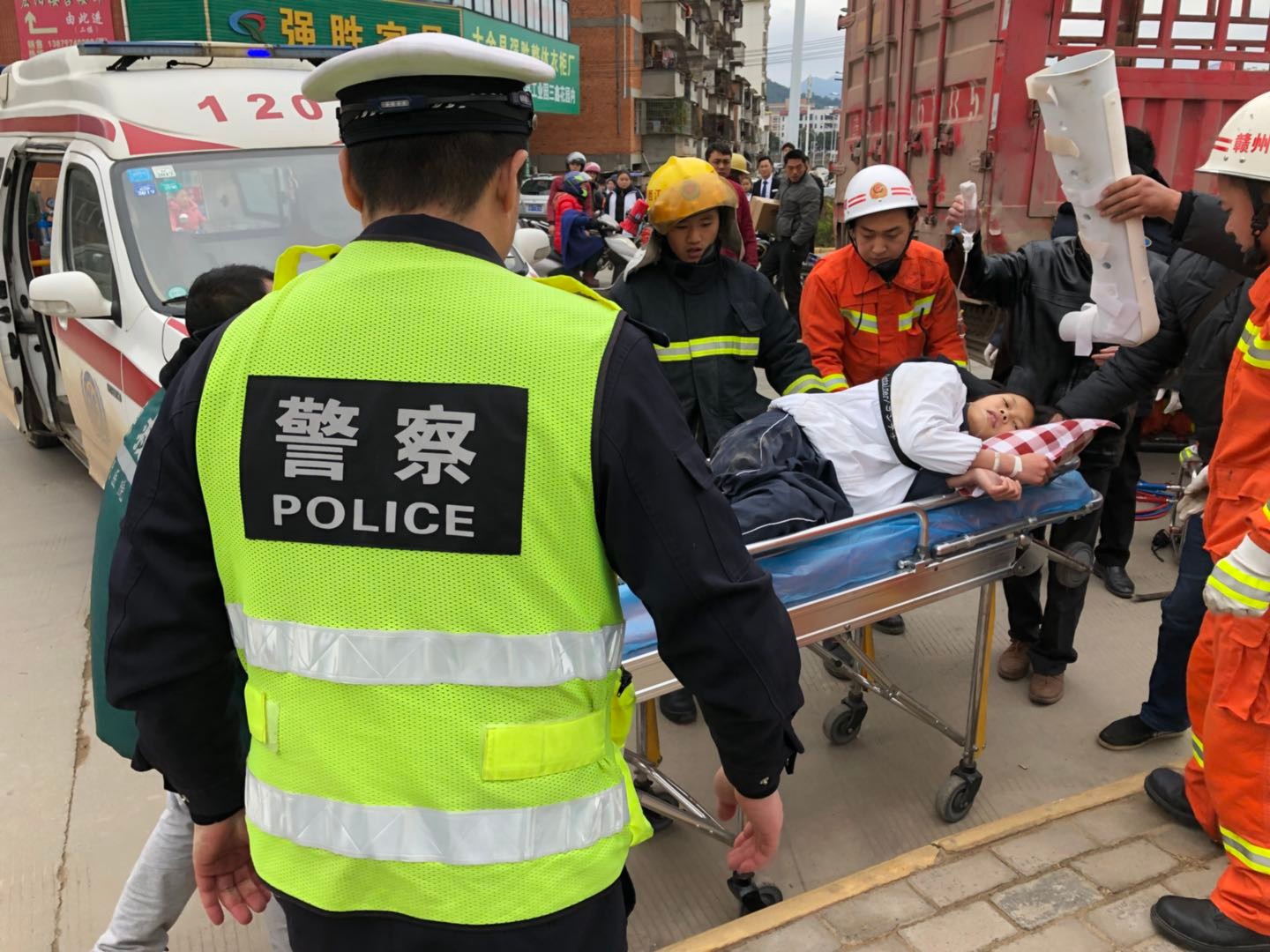 大余县中大桥头交通事故