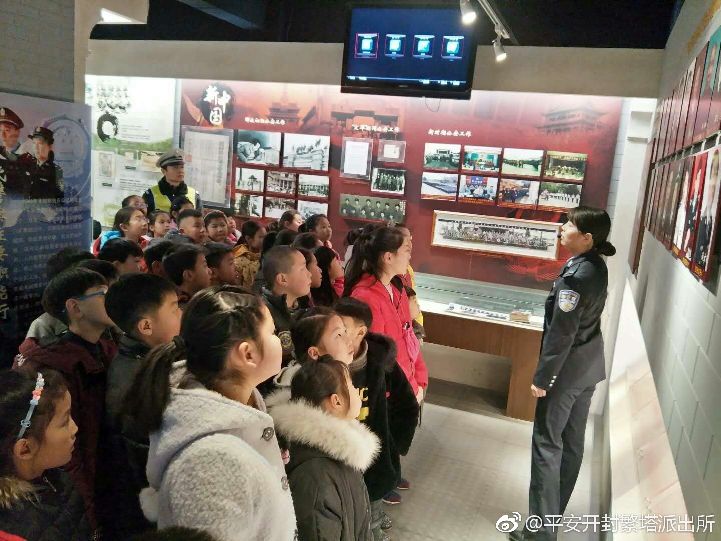 繁塔交巡警联谊夏理逊小学参观开封警察博物馆