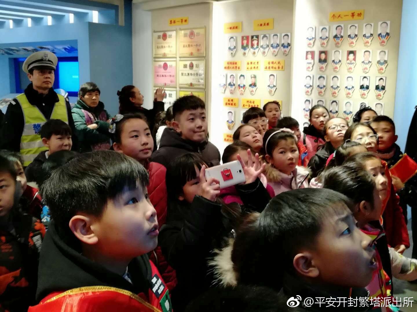 繁塔交巡警联谊夏理逊小学参观开封警察博物馆