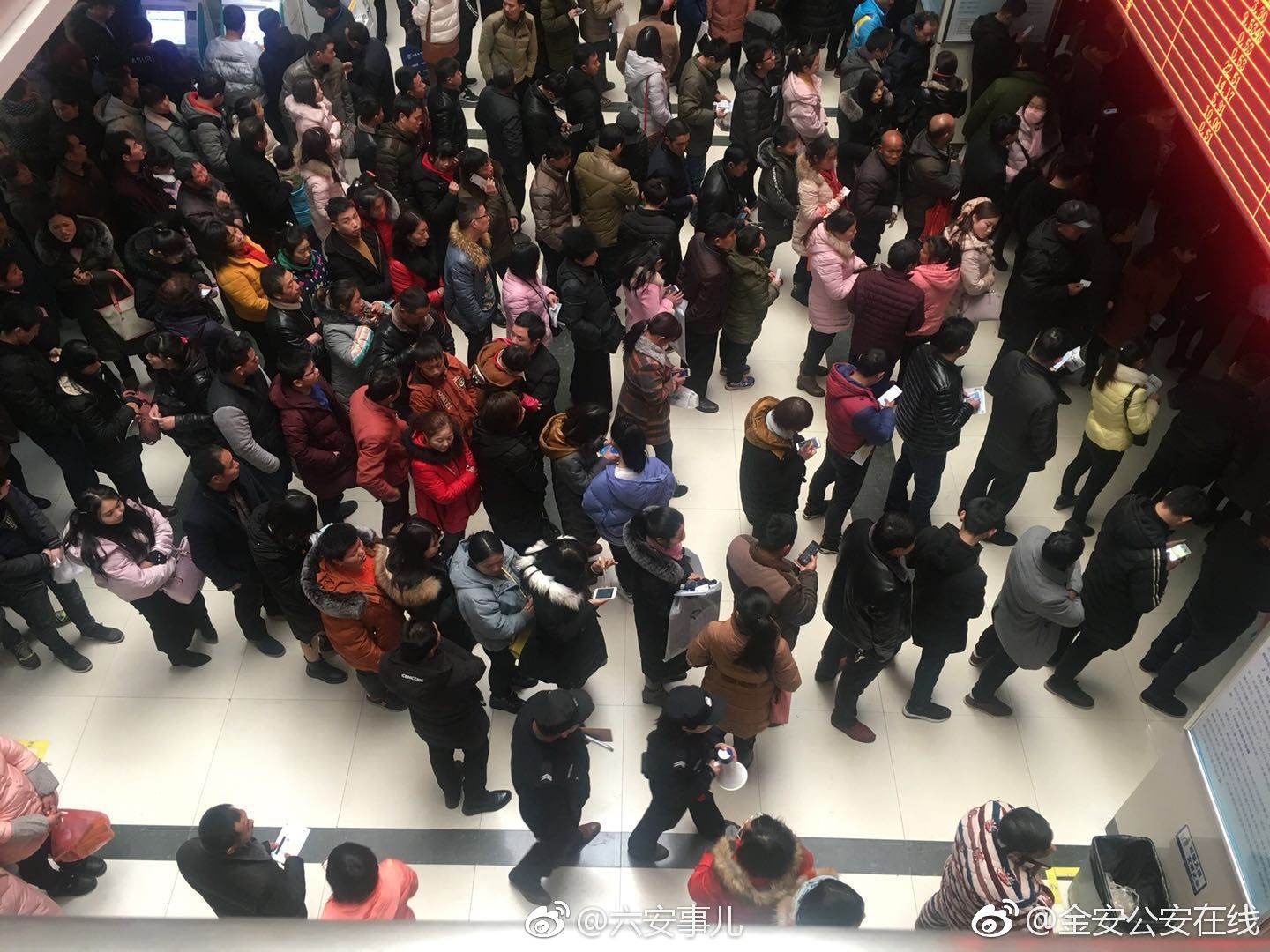 六安市人民医院门诊接待人流量突破4000余人次,民警全力护航![心]