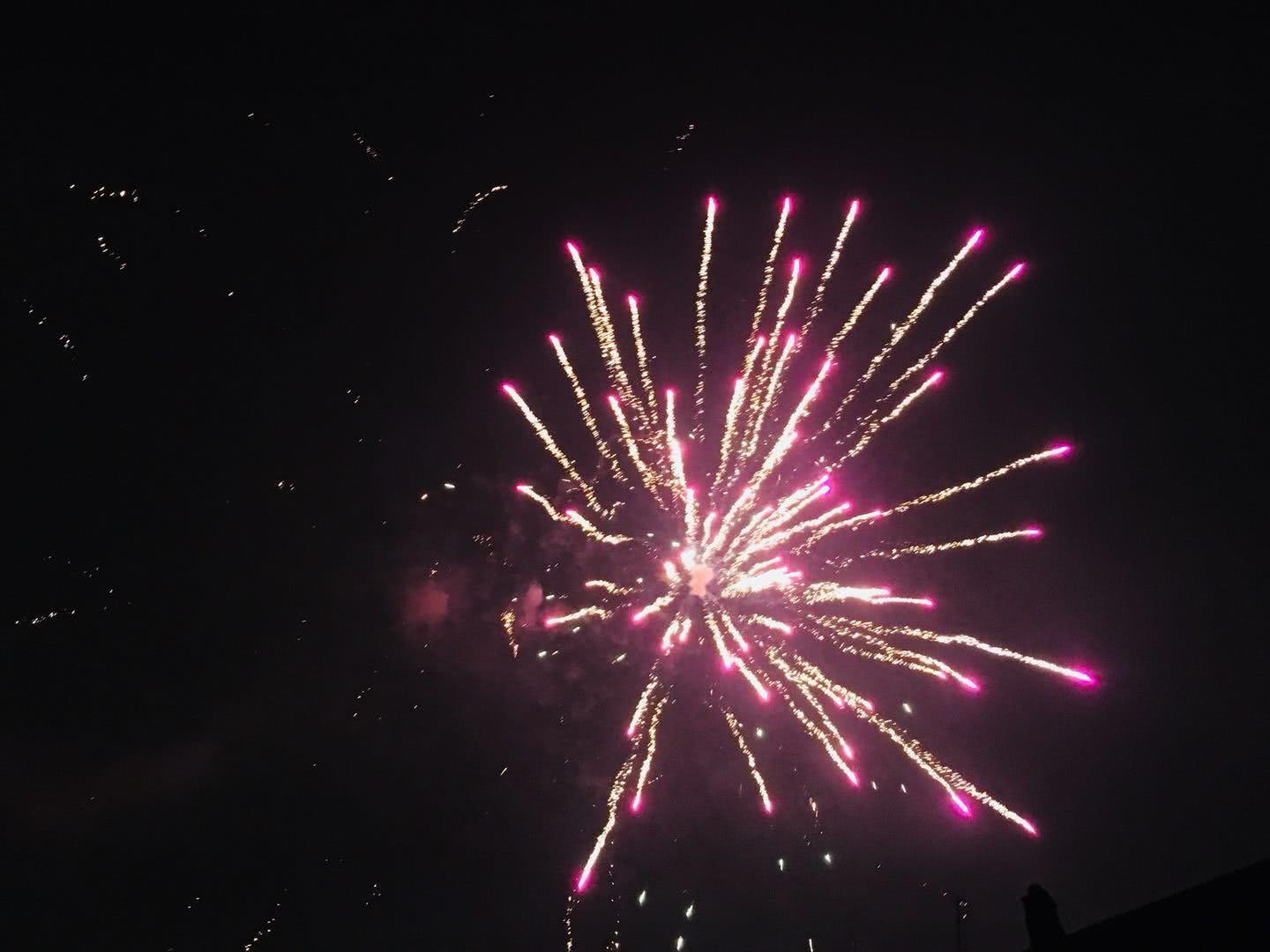 福建这个农村跨年夜放烟花,把黑夜都照亮,攀比