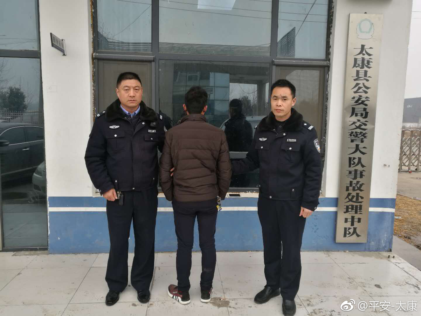 购车挂红布条想辟邪 交通肇事却逃逸 "视频监控引导"太康警察追到家