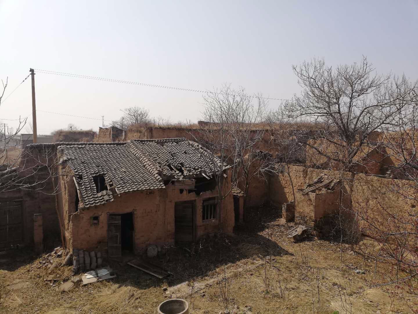 现在早已人去房空,看这农村老建筑少说也有20年没人住了