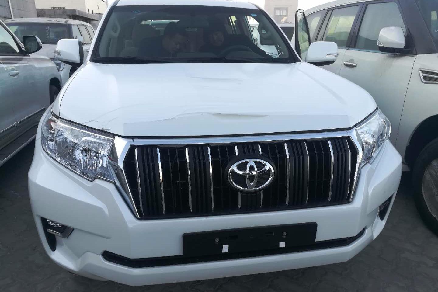 18款中东版霸道4000居家越野自驾游的不二之选的车型