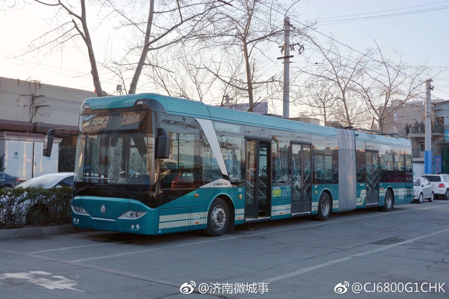 外形靓,新能源,载客多!济南造18米无轨电车亮相