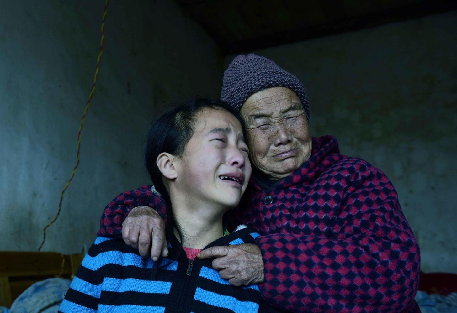 父亲病重母亲又跑了, 13岁女孩无心读书, 整日在家中与奶奶痛哭