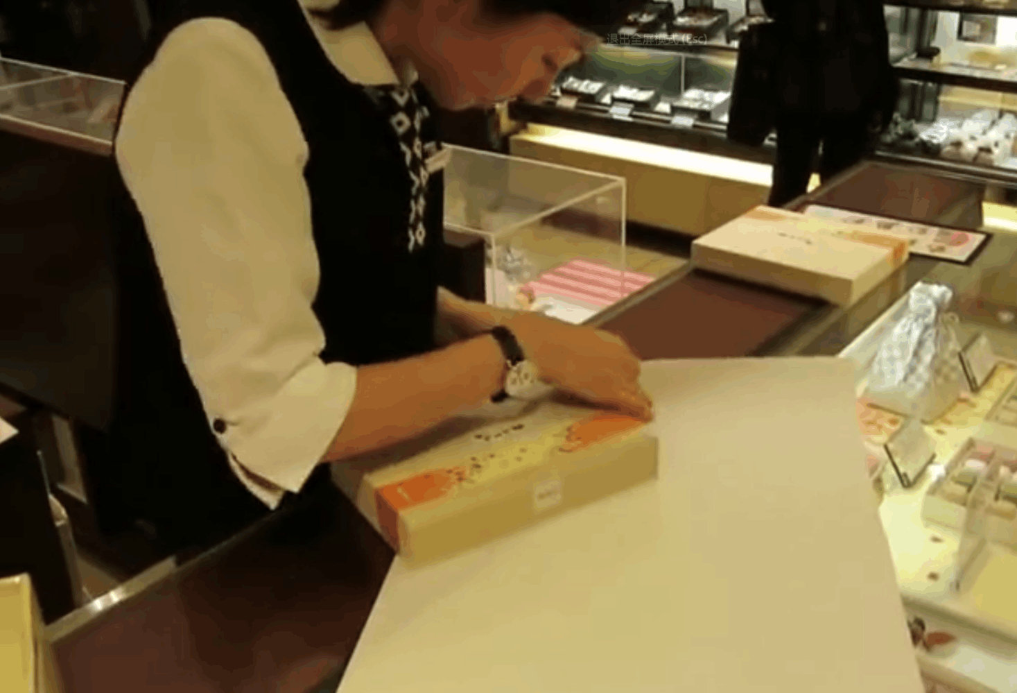 实拍: 月入三千的日本售货员这样对待工作, 网友